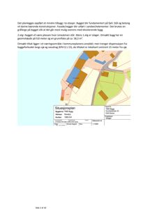 Situasjonsplan som viser tomtens beliggenhet i forhold til nabolag, vassdrag og sjø, samt bygningens plassering.