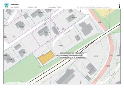 Situasjonskart som viser eiendomsnummer, vegnavn og plassering av bygninger i forhold til hverandre.