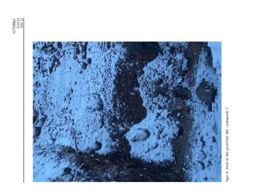 Fotografi av en grøft eller utgravet område i fjell, dekket av snø. Bildet illustrerer den faste grunnen (fjell) som er eksponert i prøvepunkt 1.