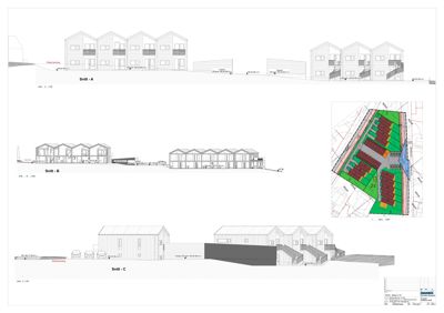 Snittegning (Snitt A, B og C) som viser bygningens tverrsnitt, høyder og grunnplaner, samt en situasjonsplan i høyre hjørne.
