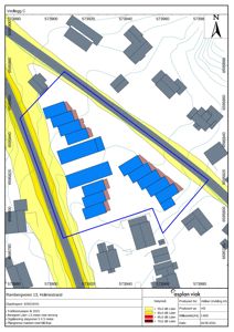 Situasjonsplan som viser støykartlegging (Lden) for et område i Rambergveien 13, Holmestrand. Planen illustrerer støysoner langs en vei og plassering av bygninger.