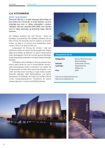 Fotografi av en lysdesignet kirke i Rørvik ved kysten.