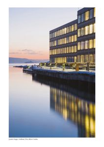 Fotografi av Lysaker brygge i Oslo, med bygning, vann og snødekke.