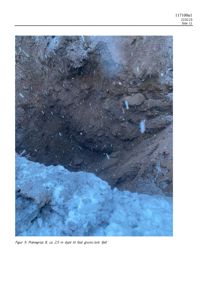 Fotografi av en prøvegrøp i jorda, med snø på kantene. Bildet viser grunnen under byggefeltet.