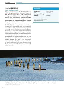 Fotografi av lysinstallasjonen Morild i Skien, med 24 tømmerpæler i Telemarkskanalen.