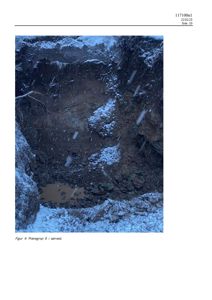 Fotografi av en gravet ut grav (pravegrop) i jorda, sannsynligvis fra en geoteknisk undersøkelse.