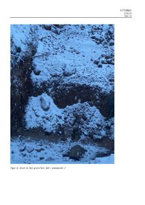 Fotografi av en grøft eller utgravet område i snø, som viser jordlag og steiner. Bildet er merket som 'Figur 6: Grunt til fast grunnfart. Fjell i prøvepunkt 1'.