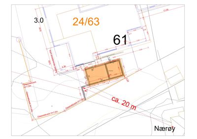 Situasjonsplan som viser tomtens form, bygningens plassering, nabobebyggelse og relevante mål (f.eks. 'ca. 20 m' og '3.0').