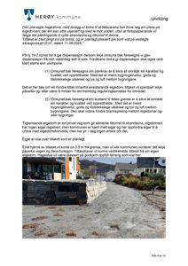 Fotografi av en eksisterende hagestøve med en steinmur i forgrunnen og boliger i bakgrunnen.