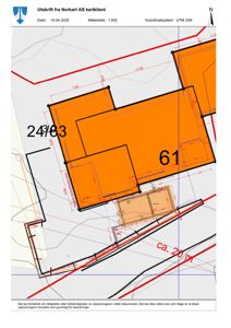 Situasjonsplan som viser tomtens grenser, bygningers plassering, mål og avstander til naboeiendommer.
