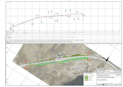 Situasjonsplan med profilteikning for utbedring av betalingsstasjon Tindevegen. Bildet viser tomtens beliggenhet, eksisterende infrastruktur (veier, bygninger), planlagte tiltak (farging) og høydeprofil.