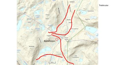 Et topografisk kart med høydeforhold, vannmasser og stedsnavn, med røde markeringer som indikerer en rute eller område.