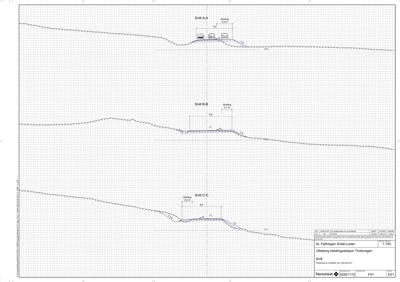 Snittegning som viser tverrsnitt av en vei eller gate med oppgitt høyder og bredder.