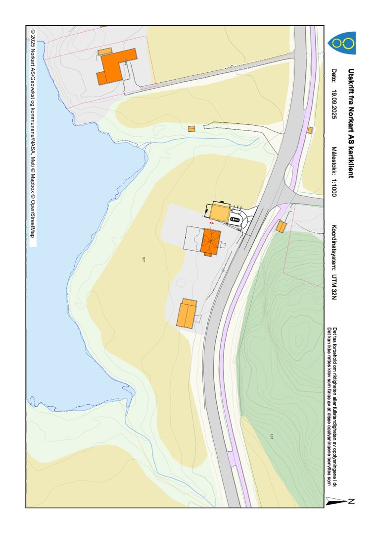 Situasjonsplan som viser tomtens beliggenhet i forhold til vei og vann, samt plassering av bygninger.