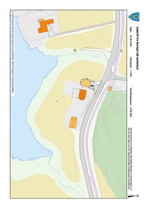 Situasjonsplan som viser tomtens beliggenhet i forhold til vei og vann, samt plassering av bygninger.