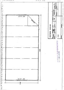 Etasjeplan eller plantegning som viser romfordeling, døråpninger og mål for en bygning.