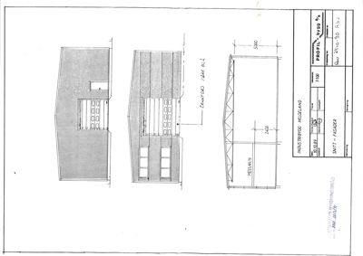 Fasadetegning som viser front- og sideutsikt av en bygning med garasjeporter og vinduer.
