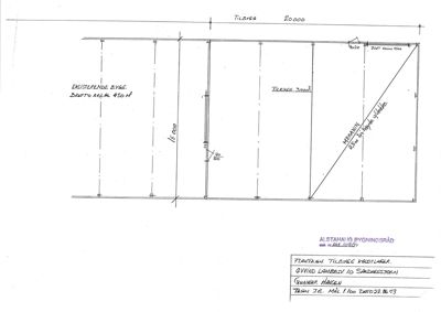 Etasjeplan eller situasjonsplan som viser eksisterende bygg, tilbygg og hageanlegg med mål og dimensjoner.