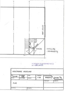 Etasjeplan eller plantegning som viser romfordeling, dører og innredning for et bygg.