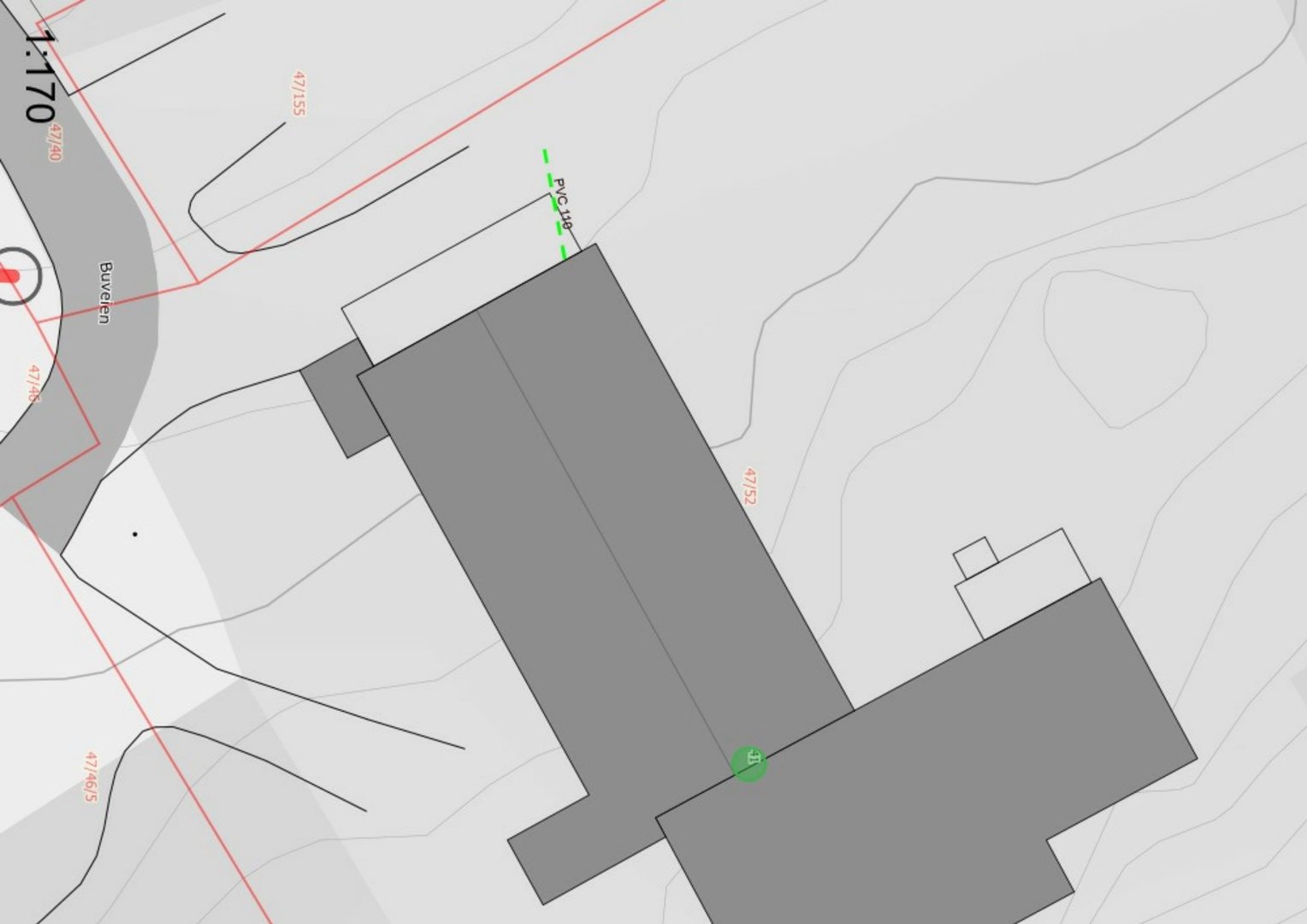 Situasjonsplan som viser bygningens plassering i forhold til terrenget (konturlinjer), vei (Buværen) og eiendomsgrenser.