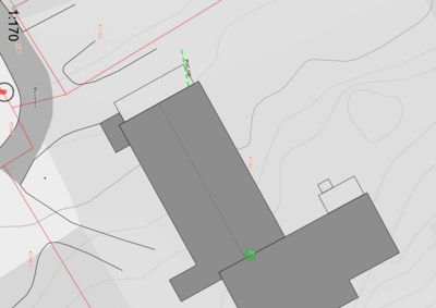 Situasjonsplan som viser bygningens plassering i forhold til terrenget (konturlinjer), vei (Buværen) og eiendomsgrenser.