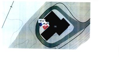 Situasjonsplan som viser bygningens plassering på tomt med høydeforhold (konturlinjer) og arealoppdelinger.