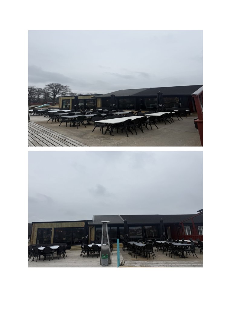 Fotografi av en bygning med utendørs serveringsområde (terrasse med bord og stoler) sett fra front.