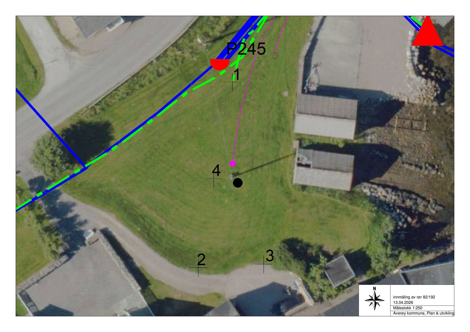 Flyfoto eller satellittbilde av et område med overlagte tekniske linjer (grønn, blå, rosa) som markerer grenser eller planlagte tiltak. Bildet inneholder også en nordpil og en tekstblokk i bunnen høyre som refererer til 'innmåling' og 'Averøy kommune'.
