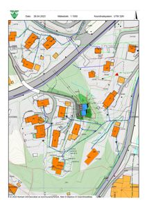 Situasjonsplan som viser tomtens beliggenhet i forhold til nabolaget, eksisterende bygninger, veier og terrengforhold.