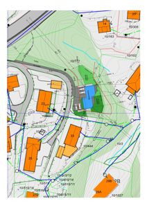 Situasjonsplan som viser tomtens beliggenhet i forhold til nabolag, vei, terrengforhold (konturlinjer) og planlagte bygninger.