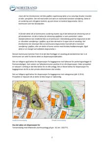 Situasjonsplaner som viser to alternativer for plassering av tomannsbolig (grønn farge) og tilhørende utomhusanlegg (blå farge) i forhold til eksisterende bebyggelse (oransje farge) og vei (grå linje).