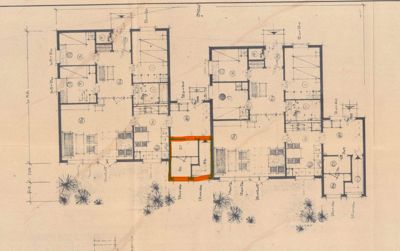 Etasjeplan med romfordeling, mål og en markert del av en bolig.