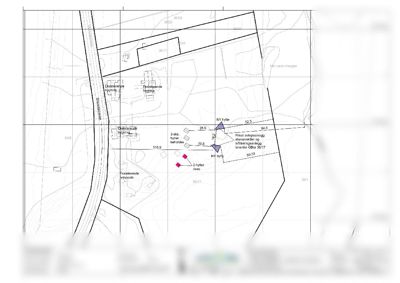 Situasjonsplan som viser tomtens grenser, eksisterende bygninger, planlagt ny hytte og infrastruktur.