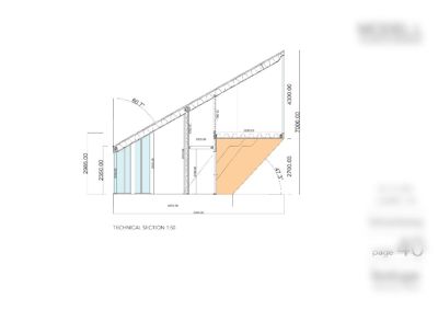 En teknisk snittegning (Technical Section) som viser bygningens tverrsnitt, inkludert takhøyde, vinkler og konstruksjonsdetaljer.
