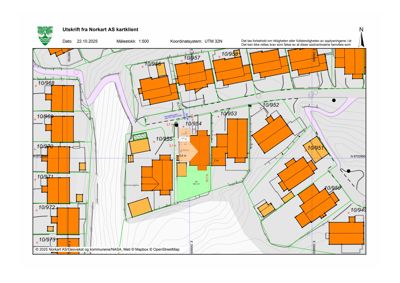 Situasjonsplan (tomtekart) som viser eiendomsinndeling, bygninger og topografi.
