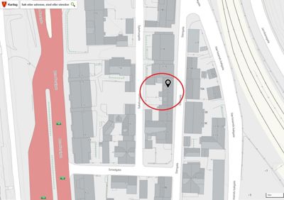 Kartutsnitt fra Kartlag som viser bygningsfotfot, gater og eiendomsnummer i et byområde.
