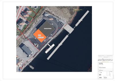 Situasjonskart som viser tomtens beliggenhet, grenser (røde linjer), nabobebyggelse og vannkropp.