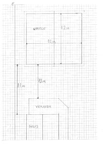 Situasjonsplan som viser plassering av hus, veranda og garasje i forhold til hverandre og en grense (merket E).
