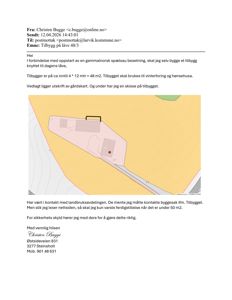 Bildet viser en skisse over et tilbygg (4x12 m) på en gårdstomt, inkludert topografi og plassering av bygningen.