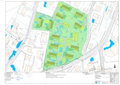 Situasjonsplan som viser tomtens beliggenhet, omgivende infrastruktur (veier, vannløp), eksisterende og planlagte bygninger, samt arealbruk (grønt, bebyggelse).