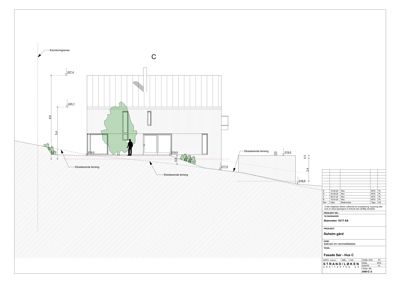Fasadetegning (opprikk) av bygning C sett fra siden, med angivelse av høyder, terrengforhold og eksisterende terreng.