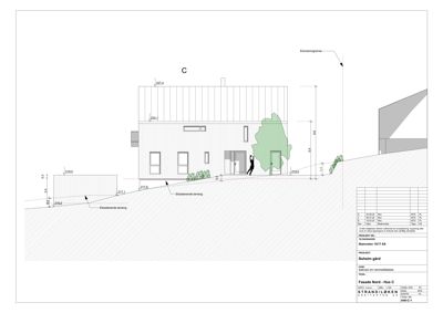 Fasadetegning som viser bygningens utseende fra nord, med mål, eksisterende terreng og omgivelsene.
