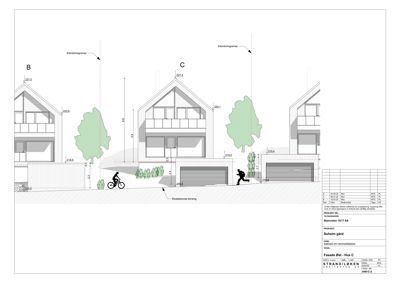 Fasadetegning som viser bygningens utseende fra siden, inkludert høyder, vinduer, garasjeporter og omgivelsene.