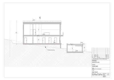 Snittegning (Snitt C-C) som viser bygningens tverrsnitt, høyder, fundament og forhold til terreng.