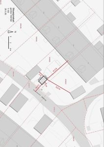 Situasjonskart som viser eiendomsgrenser, naboeiendommer, veier og mål på eiendommen.