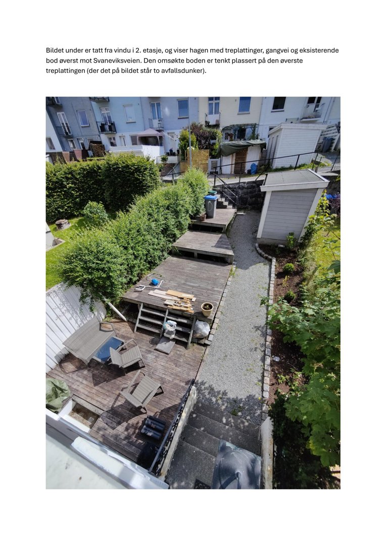 Fotografi tatt fra vindu i 2. etasje som viser hagen med treplattinger, gangvei og eksisterende bod mot Svaneviksveien.
