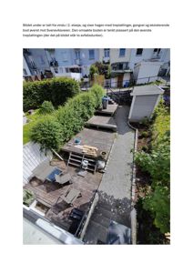 Fotografi tatt fra vindu i 2. etasje som viser hagen med treplattinger, gangvei og eksisterende bod mot Svaneviksveien.