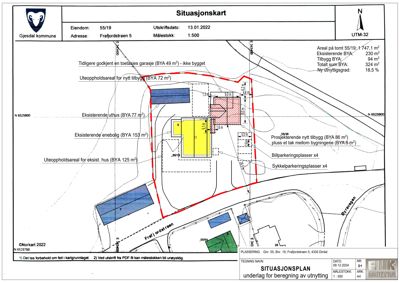 Situasjonsplan som viser eiendomsgrenser, eksisterende og planlagte bygninger, samt arealoppsummering.