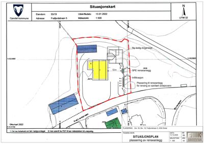 Situasjonsplan som viser eiendomsgrenser, nabobygg og plassering av nye anlegg (renseanlegg) i forhold til veier og terrenget.