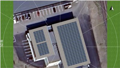 Situasjonsplan som viser to nye bygninger (sannsynligvis solcelleanlegg) plassert på en tomt sett fra oven, med omgivende parkeringsplass og vei.